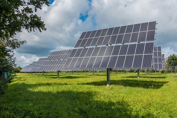 système solaire au sol unipolaire